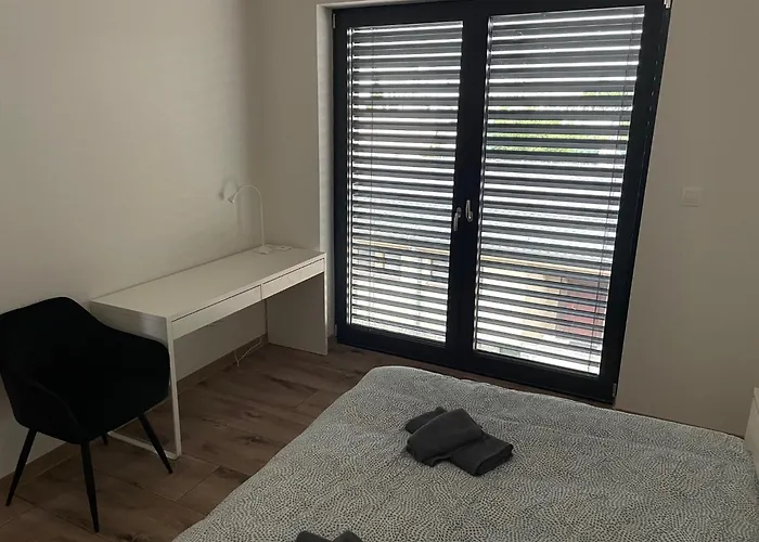 - Lägenhet *